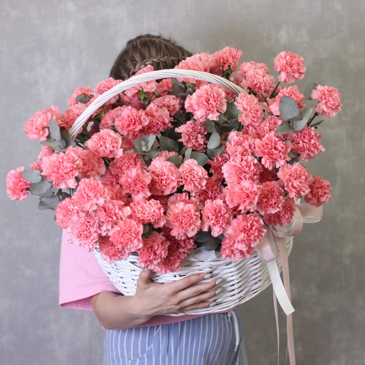 Korzina s cvetami rozovaya gvozdika 8